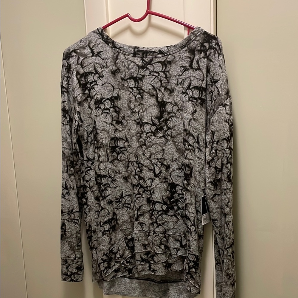 Kohl's Black and Gray Fitted Graphic Long Sleeve Sweatshirt